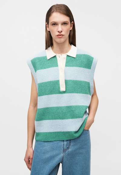 Haut sans manches en tricot à rayures vertes et bleu clair avec un col clair et trois boutons à l'avant, associé à un jean bleu clair.
