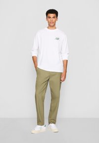 New Balance COURT LONG SLEEVE - Hosszú ujjú felső - white