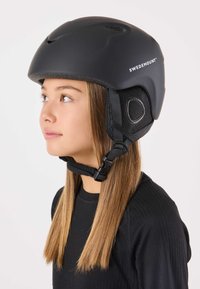 Zwarte skihelm met een gladde matte afwerking, ventilatiegaten, verstelbare kinband en gaas oorbeschermers. Het merklogo is zichtbaar aan de zijkant.