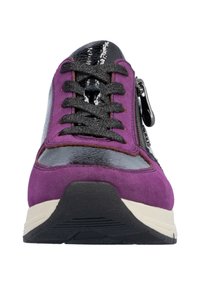 Sneakers en suède violet et noir brillant avec un avant à lacets texturé et une fermeture éclair, dotés d'une semelle en caoutchouc et de détails de couture contrastés.