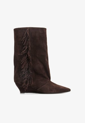 Ciemnobrązowy zamszowy kozaki do połowy łydki z ostrym noskiem, niskim koturnem i frędzlami wzdłuż bocznego szwu.