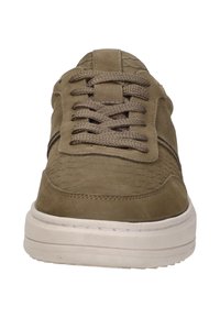 Bruine suède sneaker met een textuurdesign, voorzien van ronde veters, een gewatteerde tong en een witte rubberen zool.