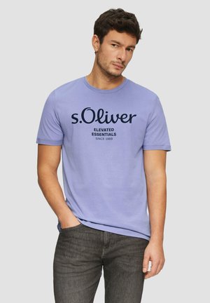 Helles lila Baumwoll-T-Shirt mit kurzen Ärmeln, das ein schwarzes grafisches Textdesign mit dem Markennamen und dem Slogan auf der Vorderseite zeigt.