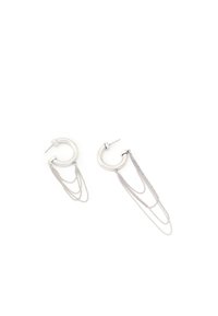 Orecchini a cerchio in argento con più filamenti di catena delicati che pendono, uno con catene più corte e uno con catene più lunghe.