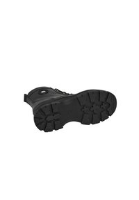 Bota negra con una suela de goma texturizada. Presenta un upper liso, sistema de cordones con ojales y una pestaña trasera para facilitar el calzado.