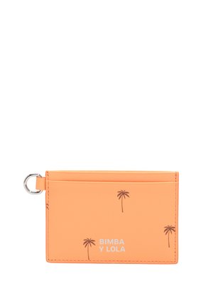 Tarjetero naranja con pequeños estampados marrones de palmeras, anilla plateada para llaves y texto "BIMBA Y LOLA" en blanco en el frente.