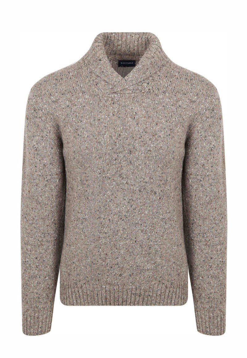 Brede gebreide trui in een lichte bruine tint met een gemêleerde textuur, voorzien van een sjaalkraag en ribgebreide manchetten en zoom.