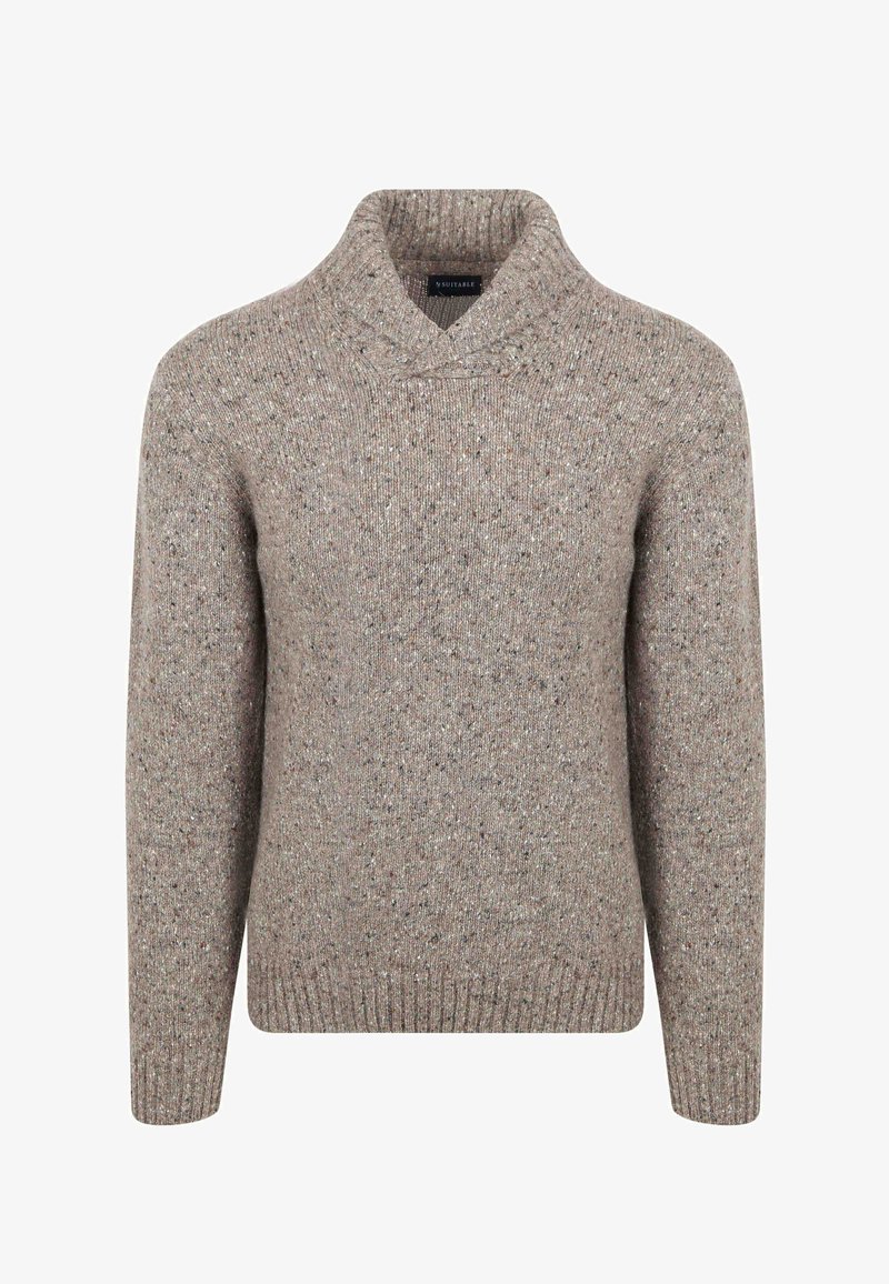 Brede gebreide trui in een lichte bruine tint met een gemêleerde textuur, voorzien van een sjaalkraag en ribgebreide manchetten en zoom.