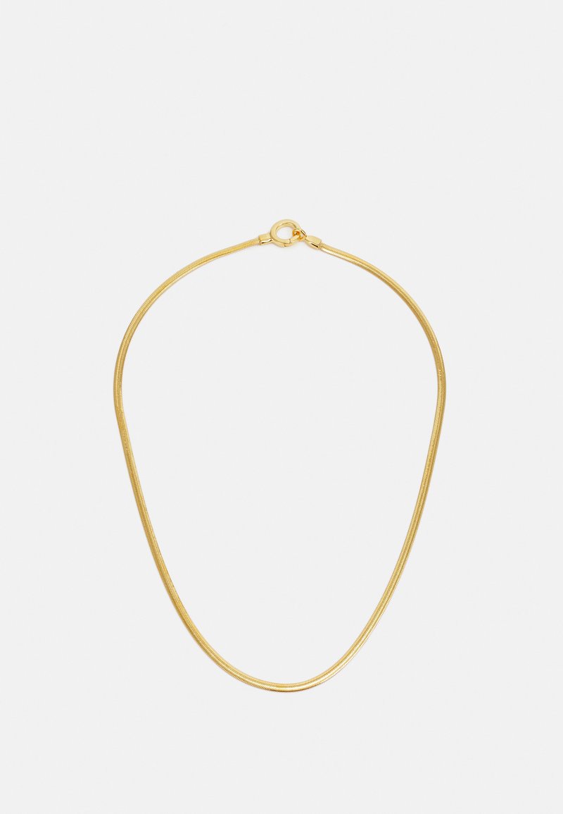 Collana in metallo dorato con un design sottile e liscio. Presenta una chiusura circolare e una forma flessibile e arrotondata.