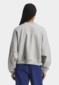 adidas Originals ESSENTIALS CREW FLEECE - Mikina - medium grey heather