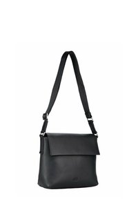 Borsa in pelle nera con finitura testurizzata, patta pieghevole, tracolla regolabile e dettagli in metallo argentato. Design compatto e strutturato.