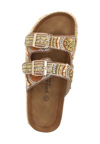 Sandales plates marron avec deux sangles ornées de perles, présentant des accents dorés, blancs et marron, ainsi qu'une semelle intérieure rembourrée pour le confort. Boucles incluses.