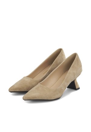 Décolleté in suede beige con punta affusolata e tacco alto e angolare. Tessuto liscio, design semplice e minimalismo nelle decorazioni.