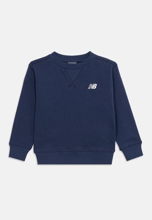 Marineblå genser med lange ermer, rund hals og ribbede mansjetter, med en liten hvit New Balance-logo på brystet.