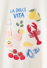 "La Dolce Vita" tekst med illustrationer af citron, hummer, muslinger, cherrytomater, grønne oliven, limonata-flaske og et glas med citronskive.