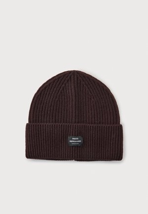 Bonnet en maille côtelée marron foncé, avec un revers et une petite étiquette Mads Nørgaard, sur un fond uni.