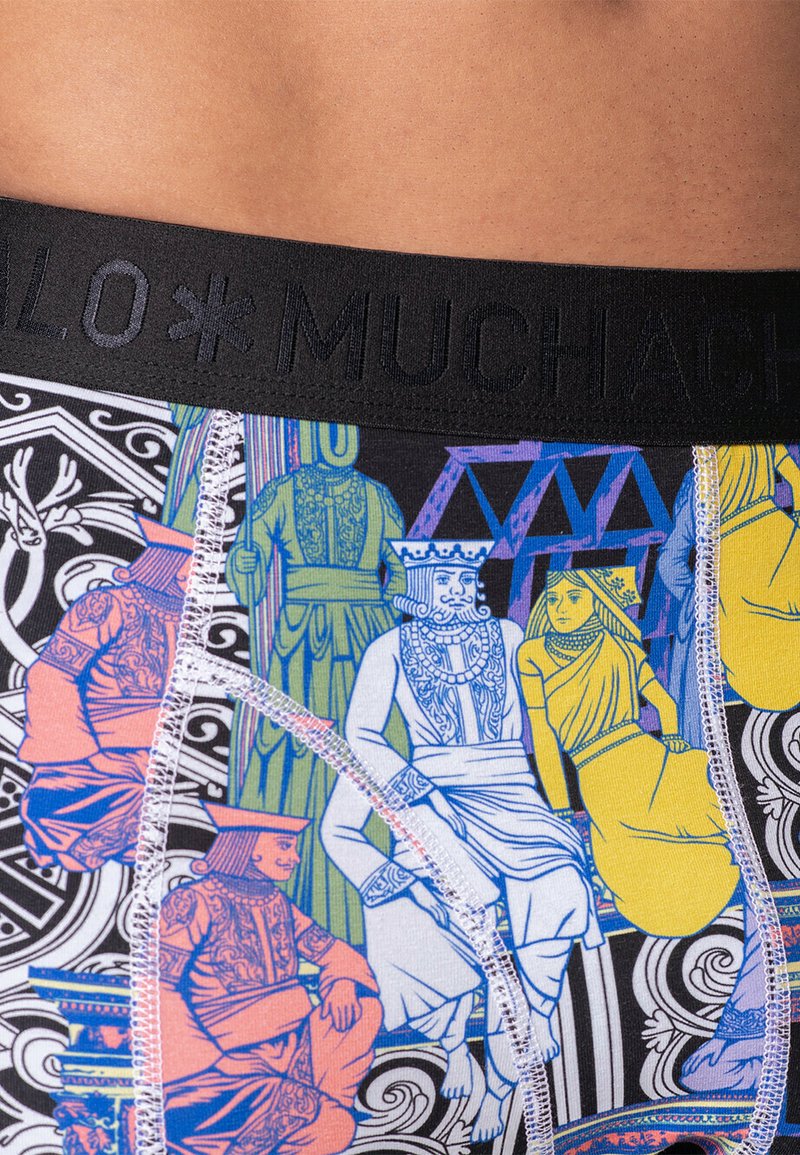Színes, mintás boxer alsónadrágok részletes illusztrációkkal történelmi alakokról, fekete elasztikus derékpánttal. A dizájn merész színeket és részleteket tartalmaz.