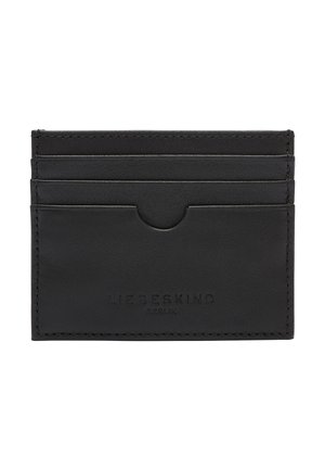 Portafoglio in pelle nera con quattro slot per carte, uno slot centrale e branding in rilievo sulla parte anteriore. Texture liscia con linee pulite.