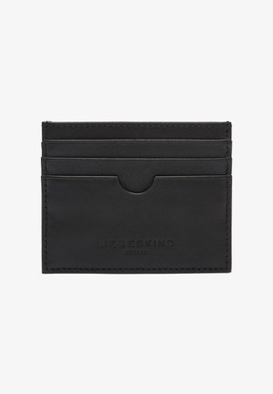 Portafoglio in pelle nera con quattro slot per carte, uno slot centrale e branding in rilievo sulla parte anteriore. Texture liscia con linee pulite.