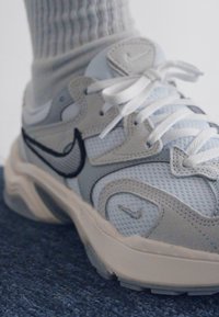 Nike Sportswear AL8 - Matalavartiset tennarit - white/metallic silver/black/sail/wolf grey/photon dust