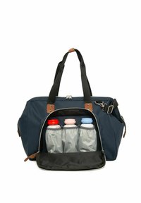 Sac fourre-tout bleu marine avec des poignées noires et des accents en cuir brun. Le compartiment central contient trois bouteilles dans des pochettes grises, avec des bouchons rouge, rose et bleu.