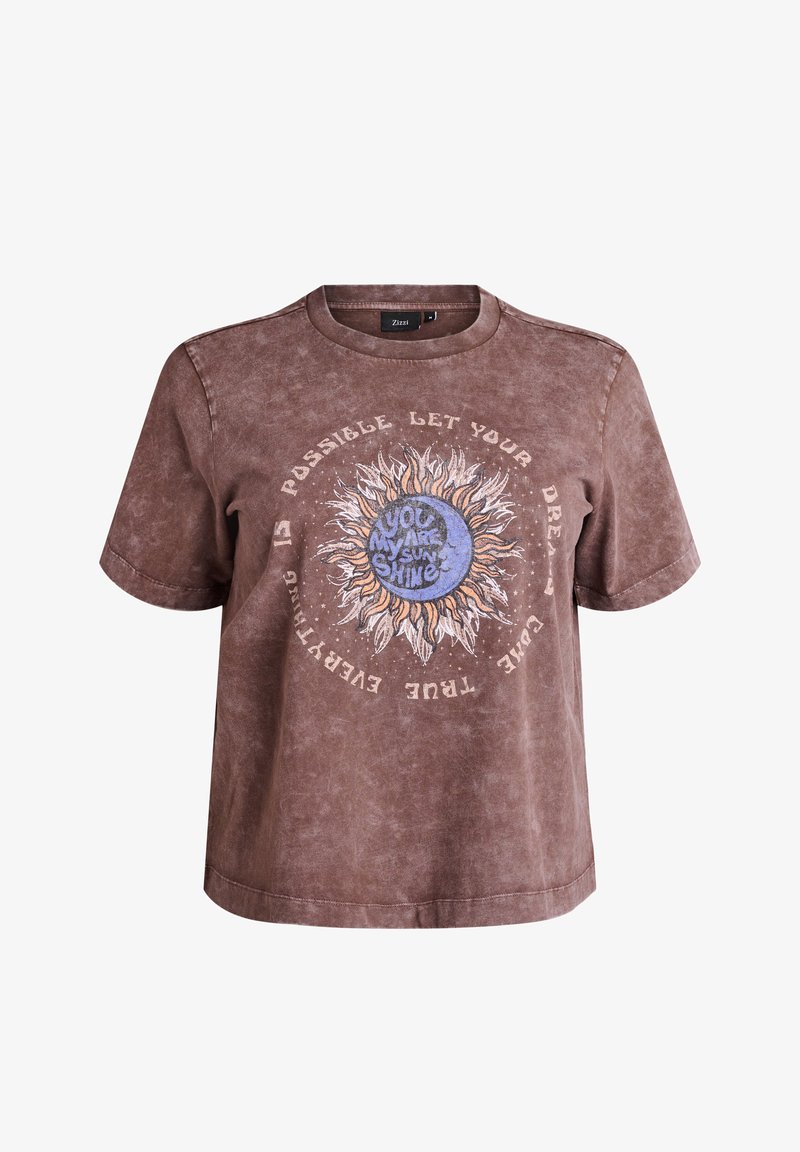 Hnedé vyprané tričko s krátkym rukávom s grafikou slnka a mesiaca a textom „You my sunshine“ a okolo motivačný kruhový citát.