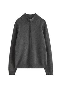 Tmavě šedý dlouhý svetr na zip s žebrovaným límcem, manžetami a lemem, vystavený na bílém pozadí.