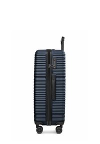 Maleta dura azul oscuro con surcos horizontales texturizados, cuatro ruedas, asa lateral y mango telescópico extensible.