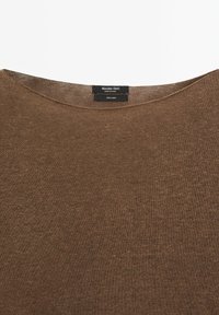 Hnědý lněný svetr s kulatým výstřihem. Disponuje texturovaným pletením a štítkem s názvem značky "Massimo Dutti."