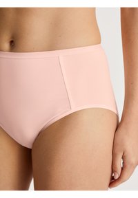 Hoge taille, lichtroze bikini onderstuk gemaakt van een gladde stof met een strak design. Heeft minimalistische naden en een zachte tailleband.