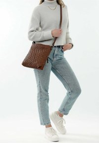 SURI FREY Borsa a tracolla - cognac