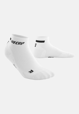 Weiße Knöchelsocken mit einem strukturierten Muster, ausgestattet mit einem schwarzen Logo und Akzenten am Abschluss. Entwickelt für Komfort und Leistung.