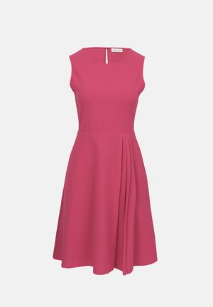 Robe rose sans manches jusqu'aux genoux avec encolure ronde et détail plissé sur le côté droit de la jupe.