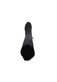 Stivale nero sopra il ginocchio realizzato in morbido camoscio, con punta rotonda e minimo utilizzo di accessori. Il gambale è rivestito da una texture liscia.