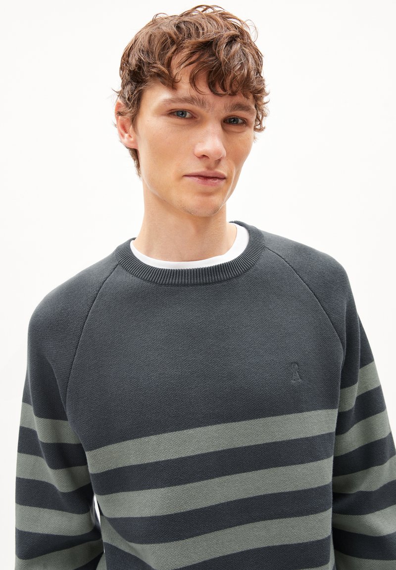 Grauer Sweatshirt mit grünen horizontalen Streifen, strukturierter Stoff und geripptem Kragen. Mit kleinem Logo auf der Brust.