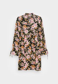 Vestido preto com flores e mangas longas, apresentando um padrão de flores em rosa e laranja, abertura com botões, cintura franzida e laços ajustáveis nas mangas.