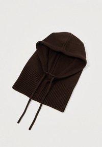 Hnědé pletené kapuce s žebrovaným vzorem, vybavené šňůrkami pro nastavení. Jemná textura, prodloužený tvar zakrývající hlavu a krk.