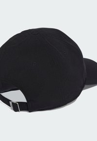 Gorra de béisbol negra con una corona estructurada, visera curva, correa ajustable y detalles de costura sutiles. Textura de tela suave.