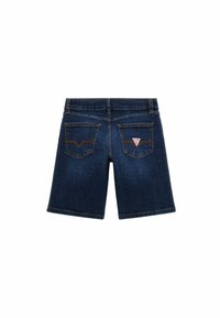 Shorts in denim blu scuro con taglio dritto, design a cinque tasche e cuciture a contrasto. Presenta un badge del logo sulla tasca posteriore.