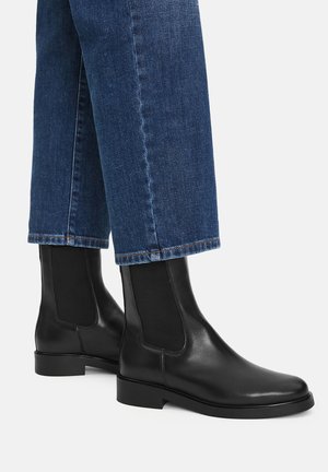 Klassikalised poolsaapad - black