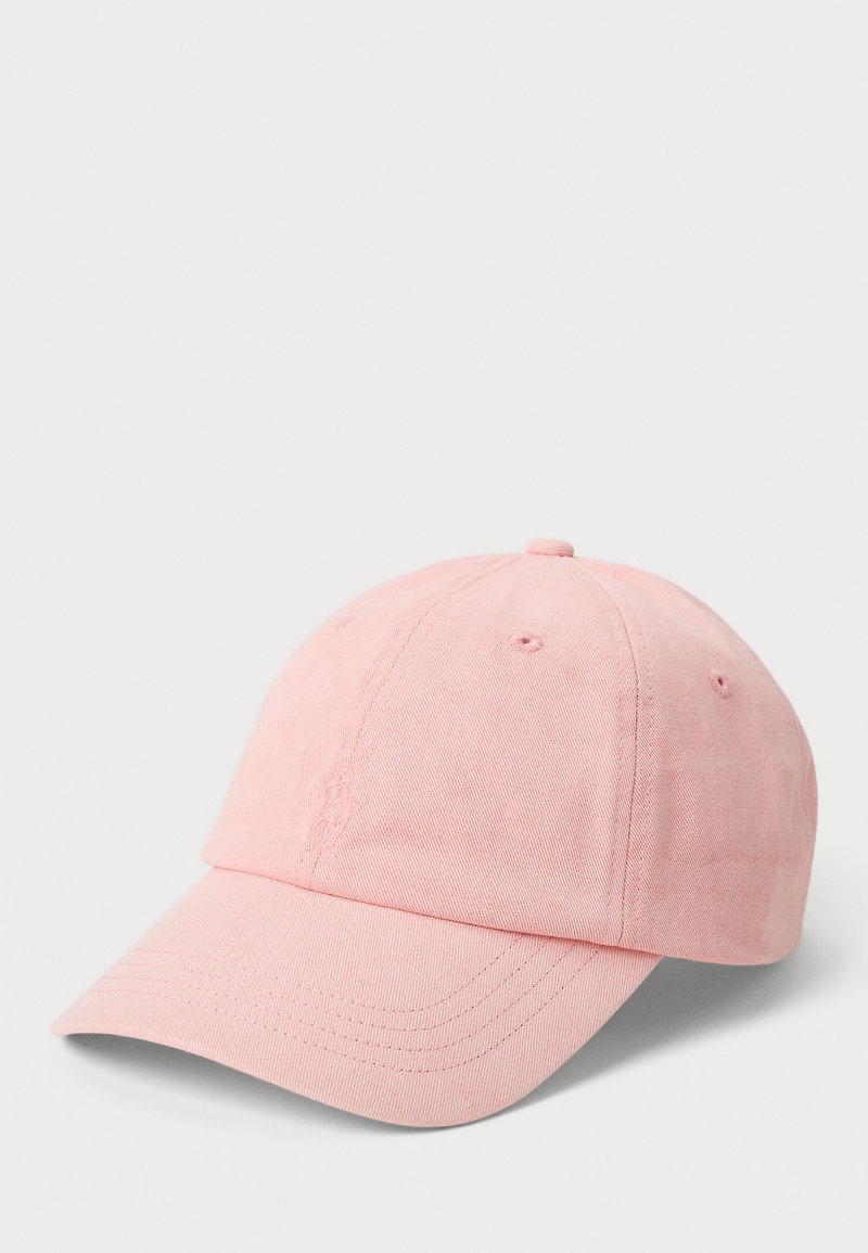 Boné de algodão rosa com uma aba curva, seis ilhós de ventilação e um detalhe costurado na frente. Textura suave.