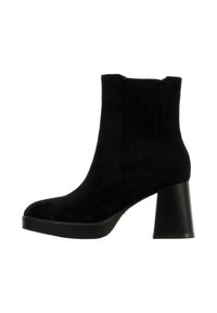 Bottine en daim noir avec bout arrondi, couture verticale et talon carré texturé.