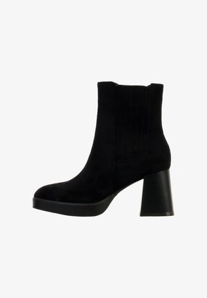 Bottine en daim noir avec bout arrondi, couture verticale et talon carré texturé.