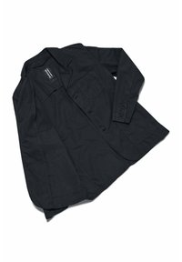 Blazer nero a una sola apertura disteso, con rever a alette, tasche anteriori a toppa e polsini abbottonati.