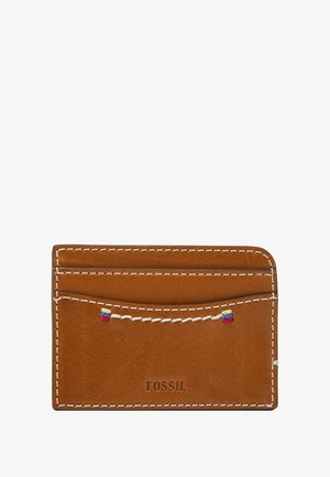 Porte-cartes en cuir marron avec surpiqûres blanches, comportant plusieurs emplacements pour cartes et un point de couture coloré à l'avant. Logo de la marque affiché.