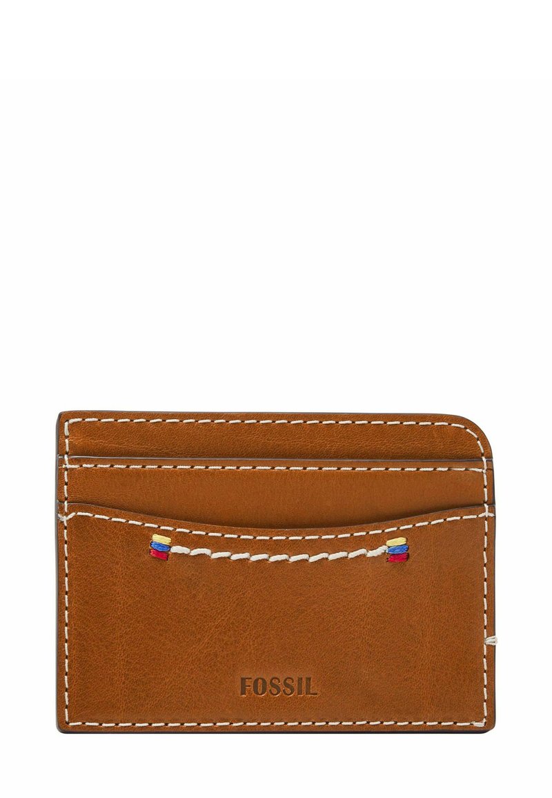 Porte-cartes en cuir marron avec surpiqûres blanches, comportant plusieurs emplacements pour cartes et un point de couture coloré à l'avant. Logo de la marque affiché.