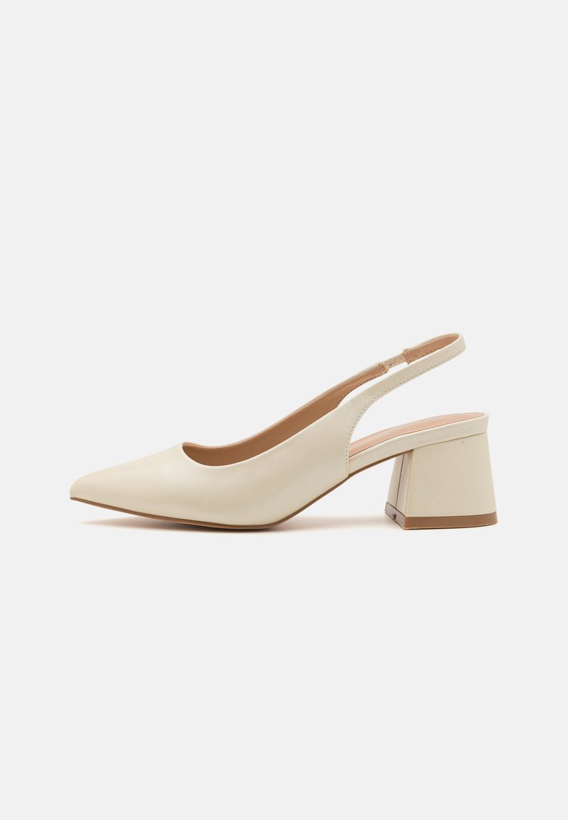 Szegélyes orrú slingback pump világos bézs bőrből, alacsony blokk sarkával. Kivágott dizájn és sima textúra jellemzi.