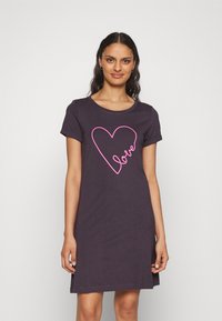 Mörkgrå bomullsklänning med korta ärmar, prydd med ett klart rosa hjärta och ordet "love" i kursiv skrift mitt fram.