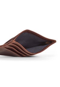 Portafoglio in pelle marrone con diverse slot per carte, aperto per rivelare un interno in tessuto scuro. Dettagli di cucitura lungo i bordi. Design piatto.
