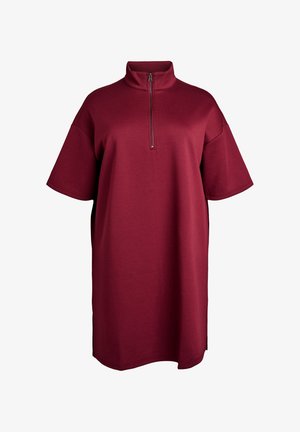 Bordeauxrode jurk met korte mouwen, hoge hals en ritssluiting. Gemaakt van zachte, gestructureerde stof, met een ontspannen pasvorm en zijopeningen.